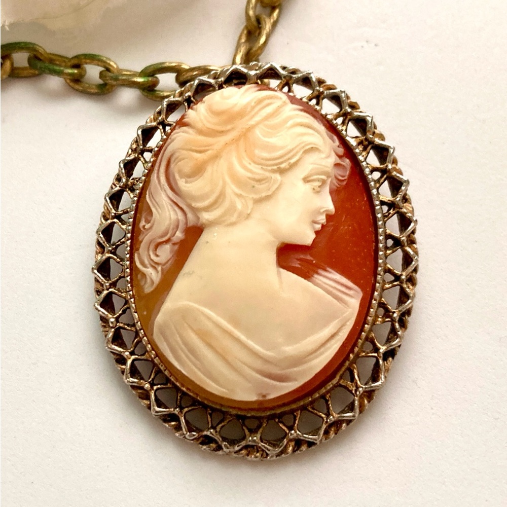 Elegant Lady Cameo Pendant Necklace